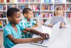 孩子们移动PC数字平板电脑图书馆