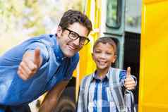 微笑老师小学生显示拇指前面学校公共汽车