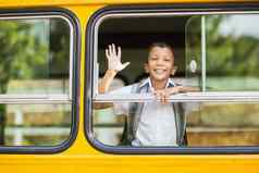微笑小学生挥舞着手公共汽车