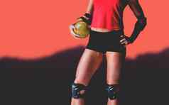 复合图像女运动员肘垫持有手球