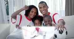 复合图像家庭庆祝足球目标