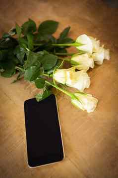 黄色的玫瑰智能手机木表格