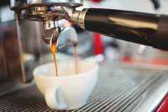 特写镜头表示制造商倒咖啡咖啡馆