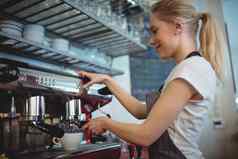 一边视图女服务员咖啡制造商咖啡馆