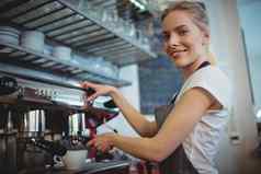 肖像女服务员咖啡制造商自助餐厅