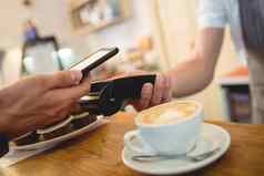 特写镜头客户手机咖啡师卡读者