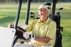 肖像微笑成熟的男人。开车高尔夫球车