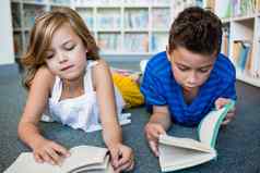 女孩男孩阅读书图书馆学校