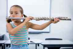 肖像小学女孩玩长笛教室