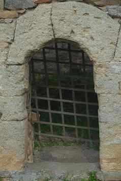 石头拱门乡村金属门代表地牢入口