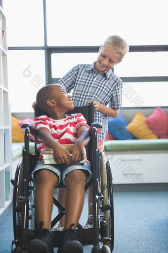 快乐小学生携带朋友轮椅