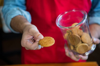 中期部分工作人员持有饼干