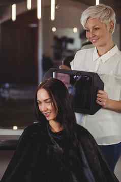 理发师显示女人发型镜子
