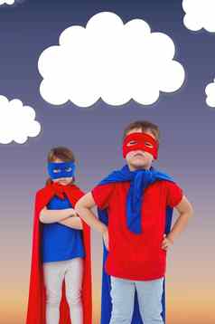 孩子们穿着超级英雄