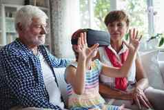 （外）孙女虚拟现实耳机爷爷奶奶生活房间