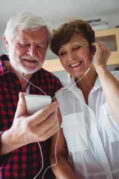 高级夫妇听音乐智能手机