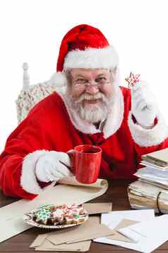肖像圣诞老人老人持有咖啡杯子