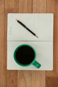 特写镜头咖啡杯子日记笔