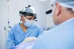 外科医生穿外科手术卢普斯操作病人