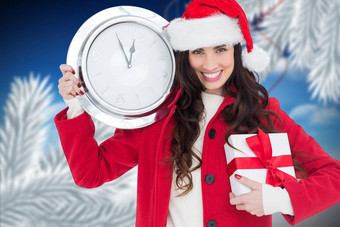 女人圣诞老人他持有礼物墙时钟显示分钟午夜