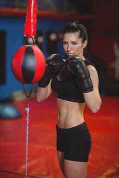 女拳击手练习拳击速度拳击球