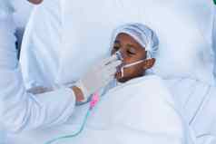 医生放置氧气面具病人
