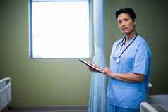 肖像女护士数字平板电脑病房