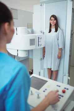女病人经历x射线测试