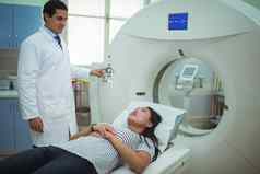 女病人接收超声波扫描胃