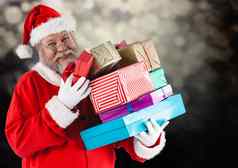 快乐圣诞老人持有堆栈礼物盒子