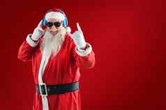 复合图像快乐的圣诞老人老人显示手标志听音乐耳机