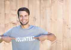 微笑男人。指出志愿者标题T恤