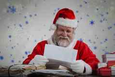 复合图像快乐的圣诞老人老人阅读信