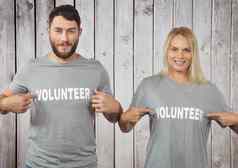 志愿者夫妇指出三通衬衫