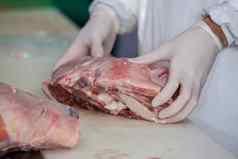 屠夫持有生肉肉工厂