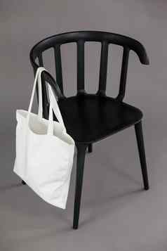 白色购物袋挂黑色的椅子