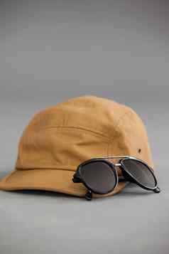 棕色（的）帽太阳镜
