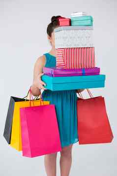 女人携带堆栈礼物盒子购物袋