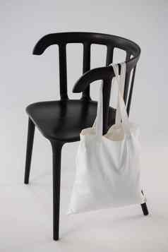 白色袋挂黑色的椅子
