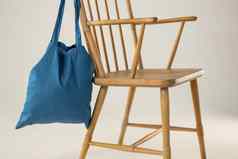 蓝色的袋挂木椅子