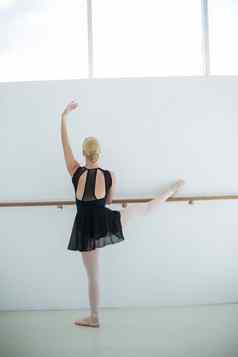 芭蕾舞女演员练习芭蕾舞跳舞工作室