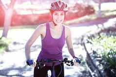 肖像女骑自行车的人骑自行车农村阳光明媚的一天