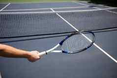 手网球球员持有球拍