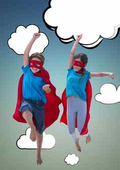孩子们穿超级英雄服装享受天空背景