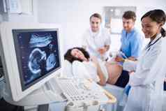 医生超声波扫描怀孕了女人