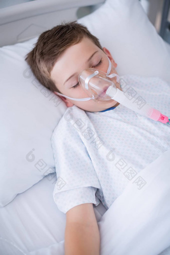 男孩病人穿氧气面具说谎医院床上
