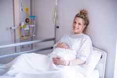 肖像怀孕了女人放松医院床上