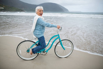 <strong>高级</strong>女人骑自行车海滩