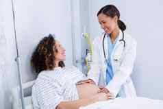 医生检查怀孕了女人病房