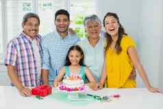 快乐multigeneration家庭庆祝生日聚会，派对首页